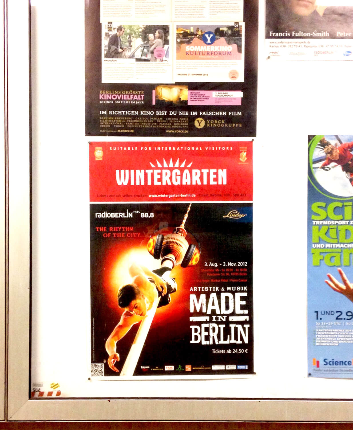 Plakat in einem U-Bahn-Schaukasten für die Veranstaltung "Made in Berlin" der Veranstaltungsfirma "Wintergarten" in Berlin